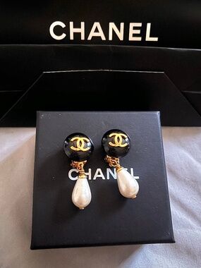 CHANEL 1995 Fall 95A Black Resin CC Tear Drop Pearl Clip Earrings